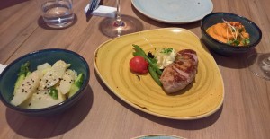 "Schweinderl" mit Spargel und Süßkartoffel Püree - Dining Ruhm - Wien