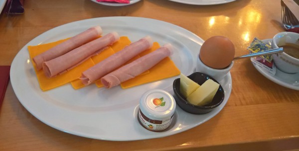 Teile des "Wiener Frühstück" dazu noch ein super Espresso samt einem Glas ... - KENDYS Cafe & Bar - Wien