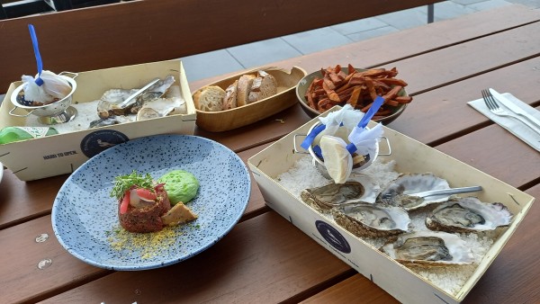 Sylter Austern, Beef Tartar und knusprigste Süßkartoffel-Pommes - Schlegelkopf Restaurant/Bar - Lech