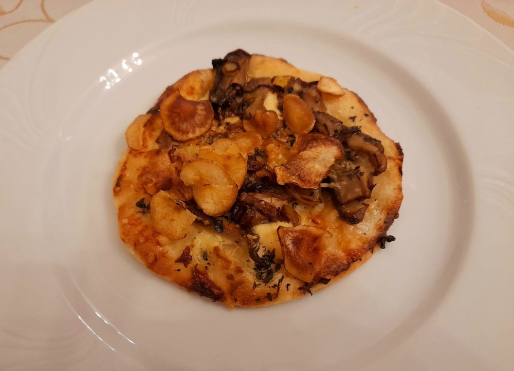 Steinpilz-Topinambur-Pizza mit Lauch und Majoran + 2021er Pinot Noir - Hawlik´s Schlemmereck - Bad Vöslau