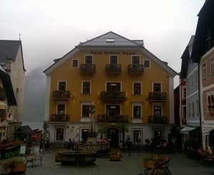 Hotel Grüner Baum am Marktplatz in Hallstatt am 2.8.2015, es regenet.....  - Seehotel Grüner Baum - Hallstatt