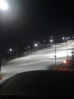 Blick von der Terrasse auf die Nacht-Ski-Piste