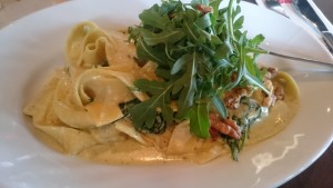 Pappardelle Noci Rucola (breite Bandnudeln mit Rucola und ger. ital. Hartkäse in hausgemachter ...