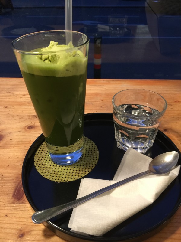 Matcha float: matcha mit einer großzügigen!! Eis Kugel und crushed ice - Cha no Ma - Wien