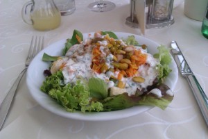 Salat vom Buffet (hier: Blattsalate, Pistazien, Dressing mit Dill, Karotten) - Schweizerhaus - Klagenfurt