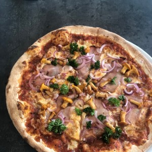 Pizza mit Eierschwammerl - Pizzarei - Großarl