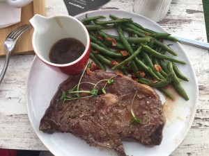 330 g Ribeye Steak medium mit Speckfisolen und Zwiebelsauce - Stadtliebe - Linz