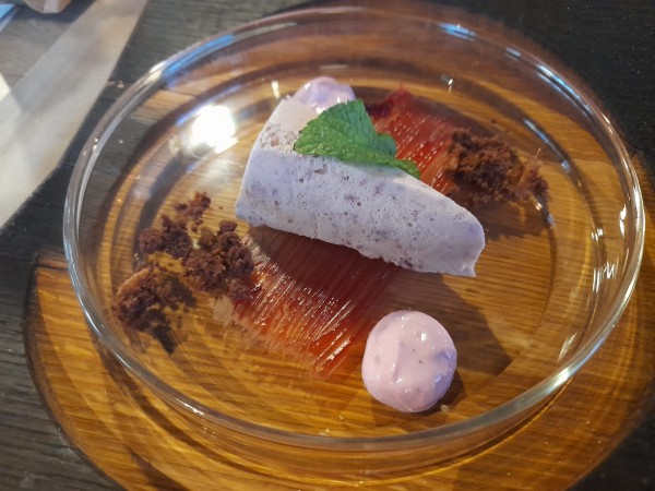 Brombeerparfait mit Cassis-Creme und Schoko-Mandel-Crumble - Garten Hotel Ochensberger - St. Ruprecht an der Raab