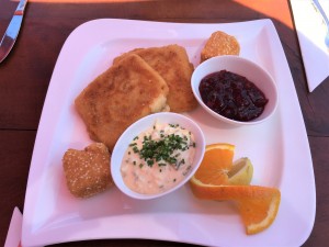 Gebackene Käsevariationen mit Preiselbeeren und Sauce Tatare