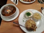 Schulterscherzerl mit Röstkartoffeln, Apfelkren und Schnittlauchsauce. Serviert in Suppe mit ...