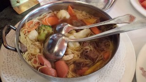 Wiener Suppentopf mit Nudeln, Huhn, Rind, Frankfurter und Gemüse