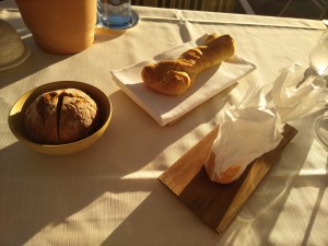 hausgebackenes Brot/Weissbrot mit Salz-und Chilibutter vorab