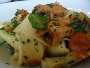 Papardelle mit Eierschwammerl, Knoblauchbutter und Petersilie