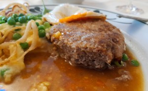 Faschiertes Kalbs- Butterschnitzel mit Erdäpfelpüree, Röstzwiebel, Spiegelei ... - Apfelbauer - MIESENBACH
