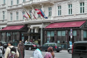 Blick auf den Haupteingang des Hotel Sacher. Rechts im Bild befindet sich ... - Sacher Rote Bar - Wien
