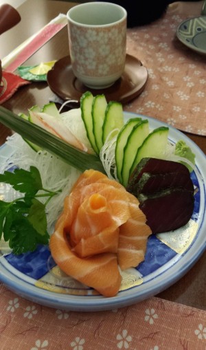 Sashimi vier Sorten: Thunfisch, Lachs, Krebsfleisch und Jakobsmuschel
