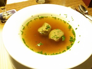 Rinderkraftbrühe mit Leberknödel 