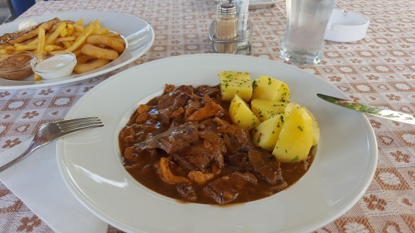 geröstete Bio-Schweinsleber mit Eierschwammerl und Petersilienerdäpfel - Eisenbocks Strasser Hof - Straß