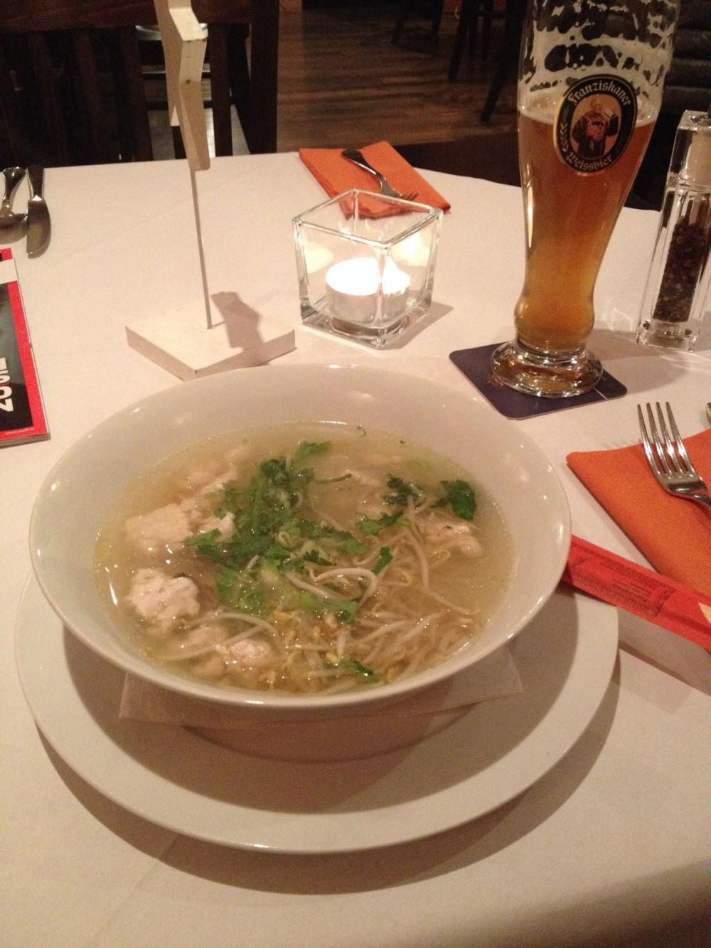 Asiatische Suppe mit Hühnerfleisch, Sojasprossen, Reisnudeln und Jungzwiebeln - SOG - Salzburg