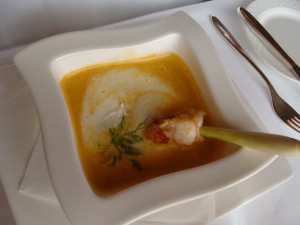 Rote Kokos-Currysuppe mit gebratener Garnele am Zitronengrasspieß (7,50 Euro) - Krone - DORNBIRN