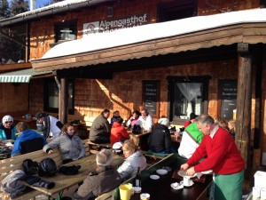 Zum draußen sitzen ist vorgesorgt worden - Jägerhütte - Ellmau