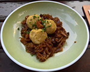 Grammelknödel auf (Gabel)kraut, sehr gut.