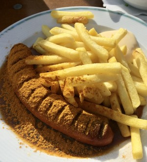 Deutschland ist hier näher als Wien - durfte die Currywurst von meinem 🇩🇪 Sitznachbarn ...