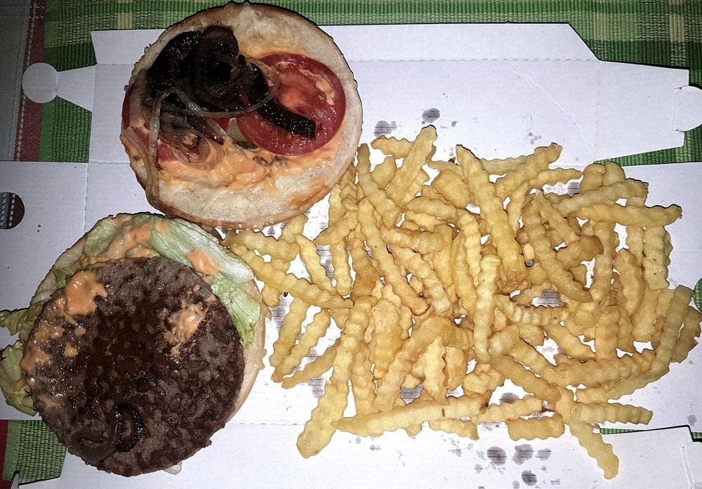 Cheeseburger mit Pommes - La Margherita - Wien
