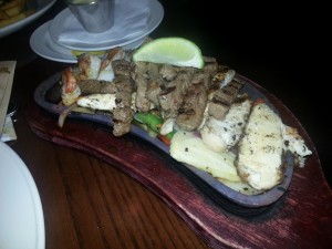 Famous Fajitas - Trio Combo mit grilled Shrimp, Beef und Chicken