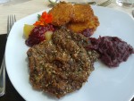 Hirschschnitzel in Kürbiskernen gebacken mit Kartoffelrösti und Preiselbeeren - Gasthof Knappenwirt - Mariahof