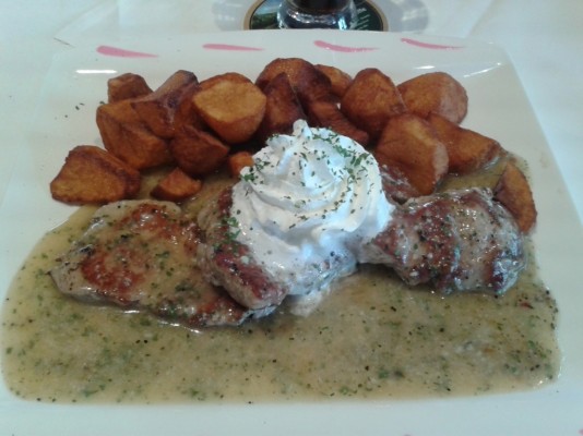 "Samos" Schweinslungenbraten in Samos-Sauce mit Bratkartoffeln - Restaurant Mediterran - Lannach