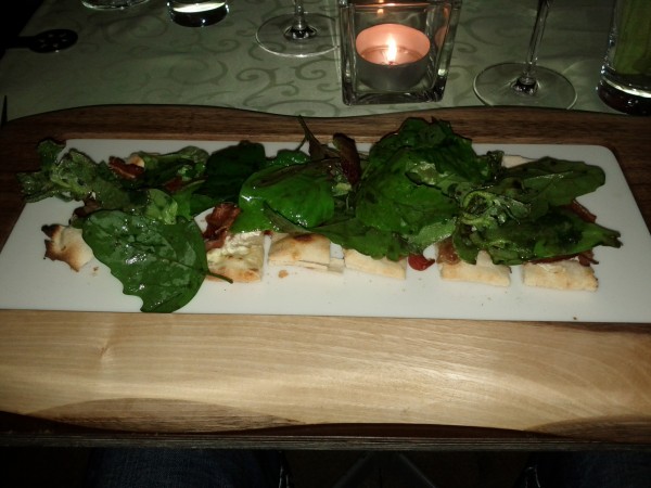 Flammkuchen aus dem Steinofen mit knusprigem Speck, Zwiebeln und Zupfsalat ... - Malerwinkl - Hatzendorf