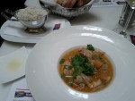 gelbes Thai Hühner Curry mit frischem Gemüse, Duftreis und Koriander - Wein & Co (Jasomirgottstraße) - Wien