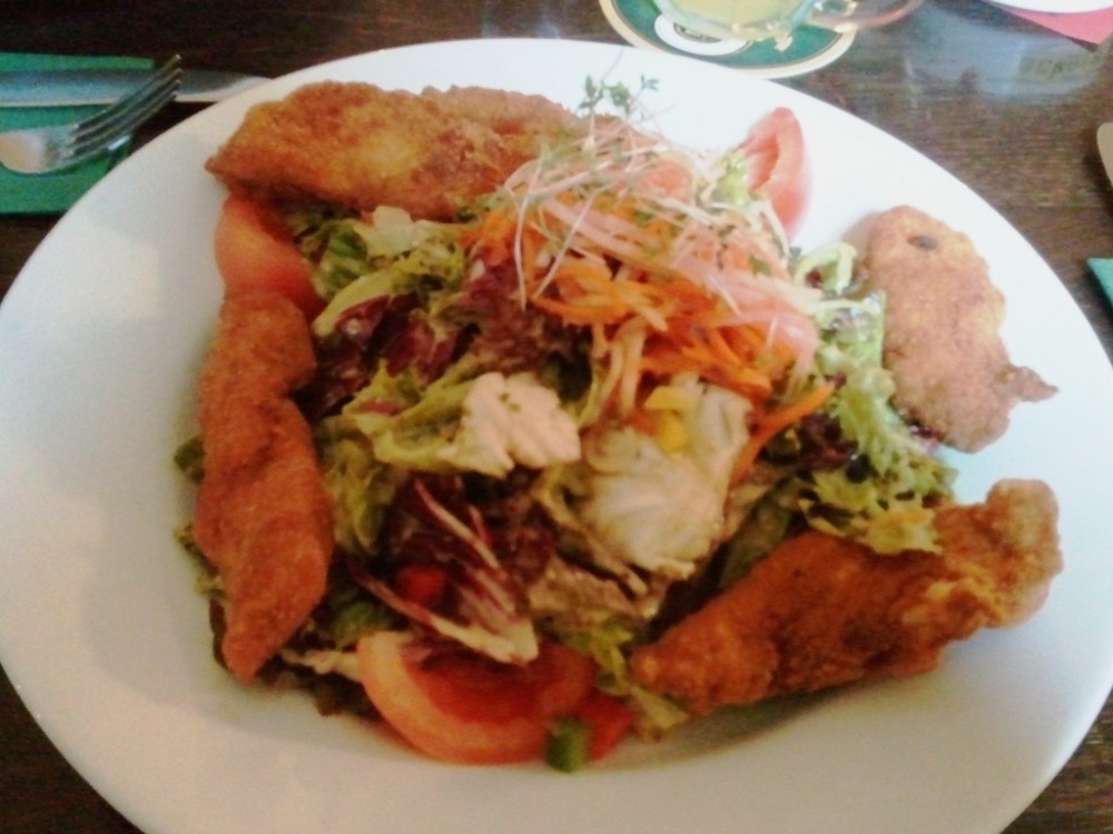 Salat der Saison mit gebackenen Hendlstreifen - GösserBräu - Graz