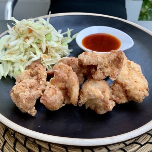 Crispy Chicken mit Chilisauce und Krautsalat, exzellent - modern korean - Wien