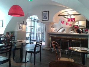Vorderer Gastraum - Blick zur Bar - L'Osteria - Graz