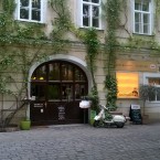 Von der Schottengasse kommend, der Eingang im Hof. - Schubert - Wien
