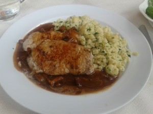 Schweinskarree mit Spätzle und Schwammerlsauce