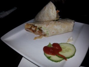 Wrap €7,90
mit Hühnerfleisch, Tomaten-Gurkensalat, Hummus, und ein paar anderen Zutaten...