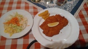 Ungarisches Cordon Bleu mit gemischtem Salat, Pommes habe ich extra bestellt - Gasthaus Kopp - Wien