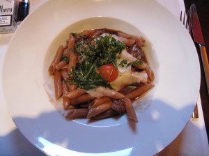 Penne al Barolo con Straccetti di Manzo
Penne mit Rindsfiletstreifen in ... - Gallo Rosso - Wien