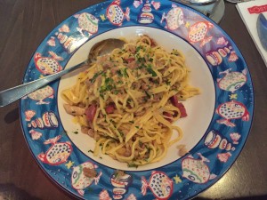 Spaghetti mit Thunfisch, scharfer italienischer Salami und Steinpilzen.