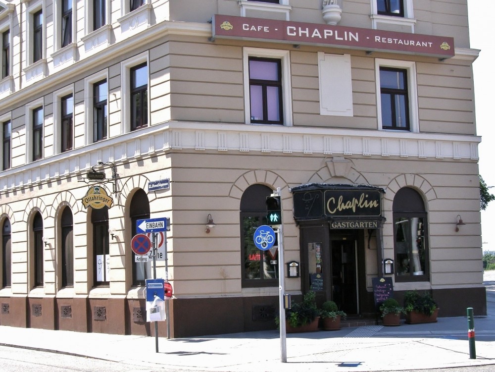 Das Haus der gehört der Brauerei Ottakring - Chaplin - Wien