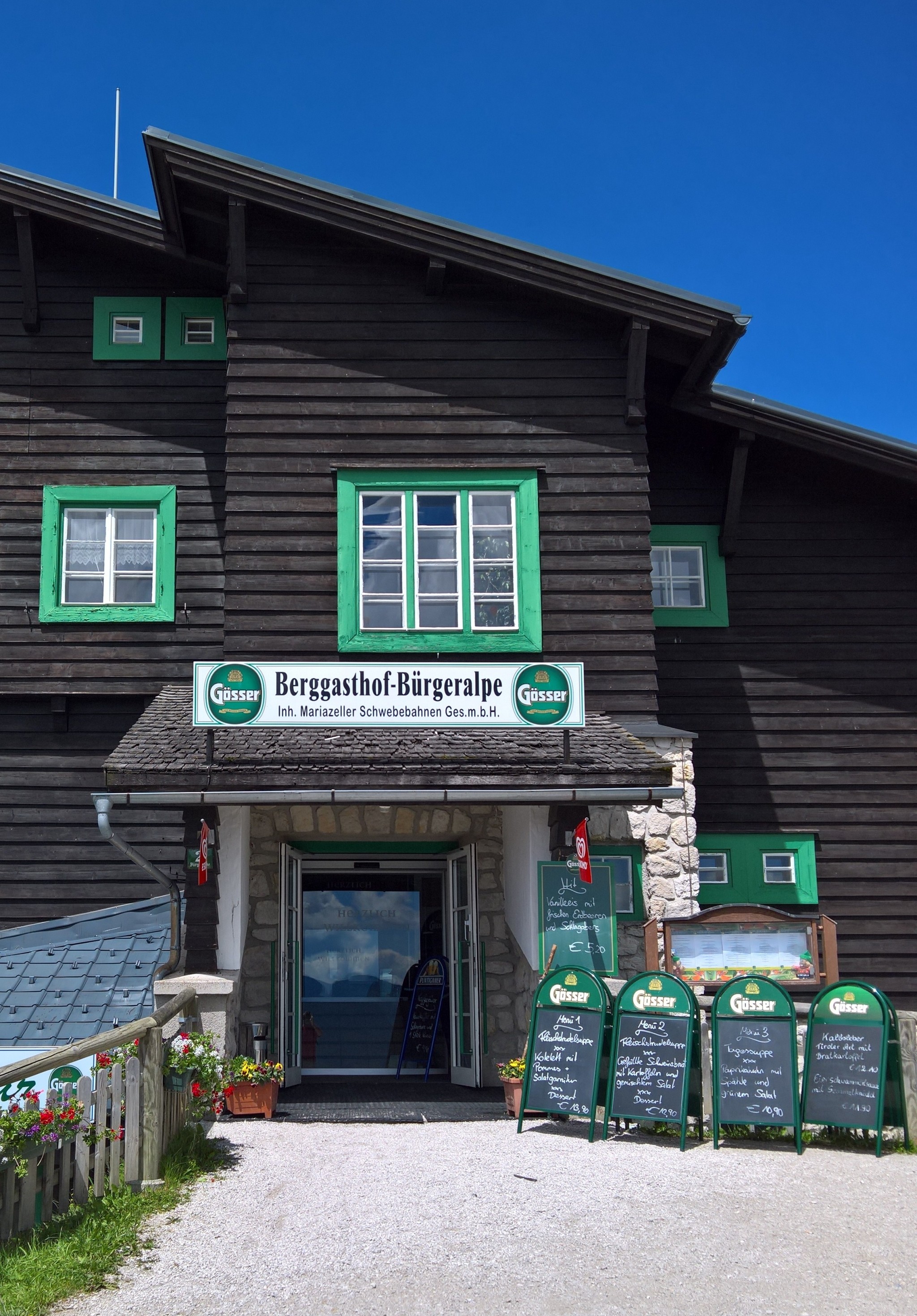 Gleich neben der Bergstation der Seilbahn auf die 1270m hohe Bürgeralpe. - Berggasthof Bürgeralpe - Mariazell