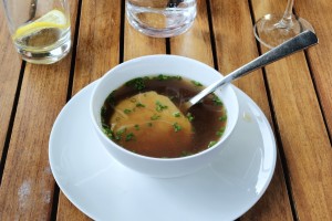 Jussi - Rindsuppe - Einlage sollte ein Kaspressknödel sein, war aber ein ... - Jussi - Wien