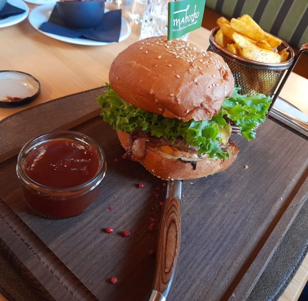 Wasserbüffel Burger 22,90 - Weingut Hotel Restaurant Mahorko - Glanz an der Weinstraße