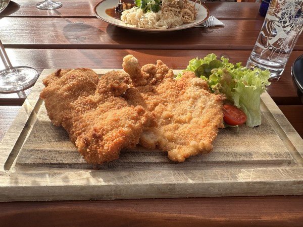 Surschnitzel vom Mangalitza-Schwein mit Erdäpfel-Vogerlsalat (und Kernöl) - Zua Oidn Hex - Neufeld an der Leitha