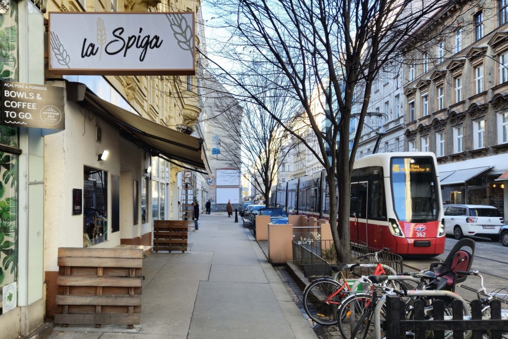 La Spiga - Straßenfront und Gastgarten im Winterschlaf - es grüßt auch die ... - Pizzeria la Spiga - Wien