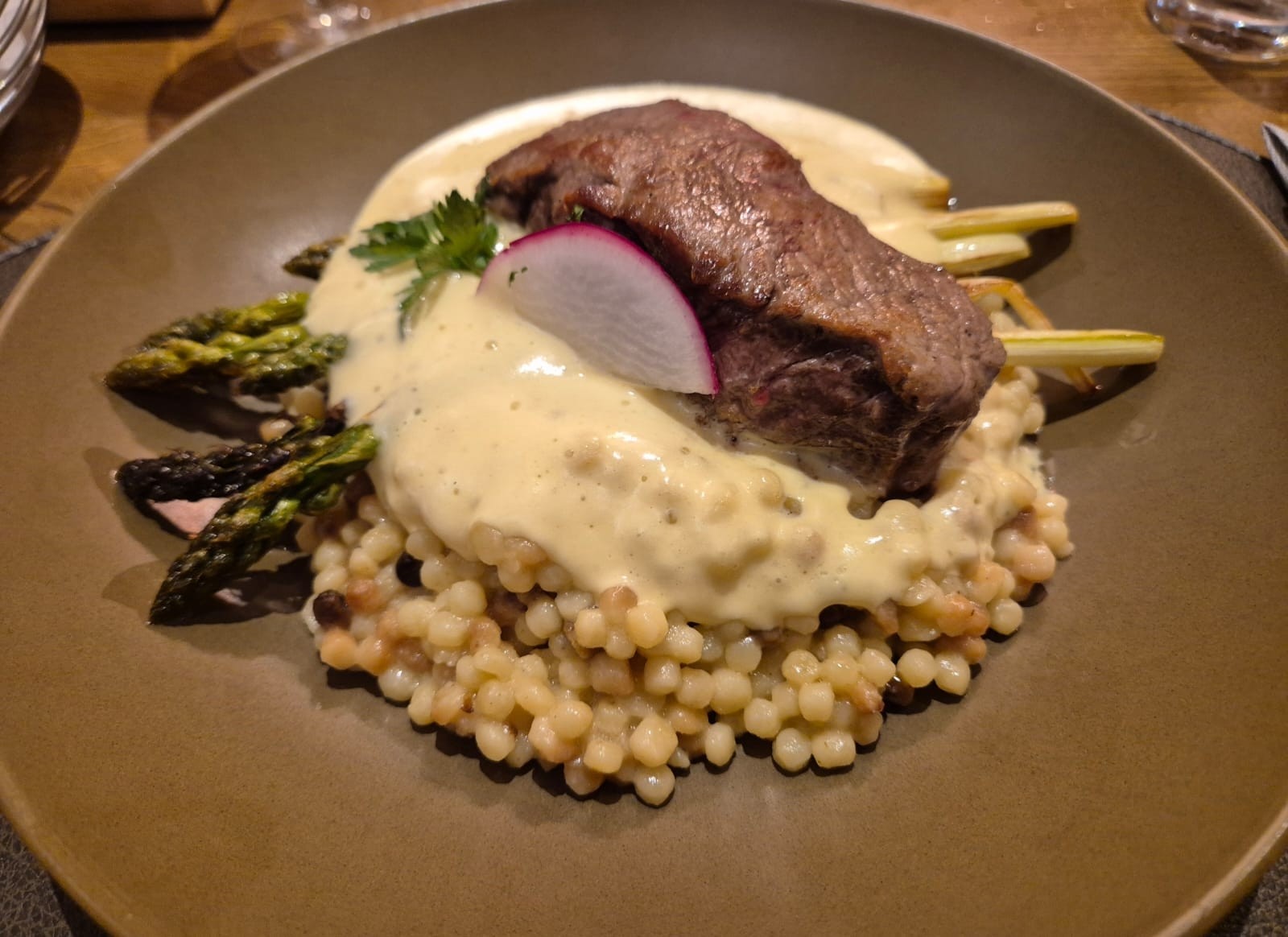 Fregola Sarda, Gebratener Grünspargel, Sauce Hollandaise + Kalbssteak 26,80 - Der Halbwax, Gasthaus zum St. Florian - Lichtenwörth