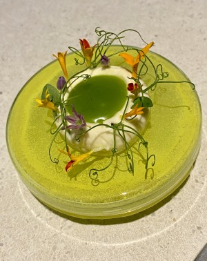 aufgeschlagene Salz-Butter - optisch mit Sprossen und Blüten aufgehübscht - Herzig - Wien